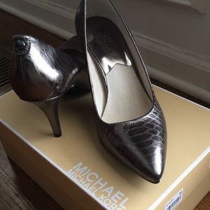 Michael Kors metallic pumps